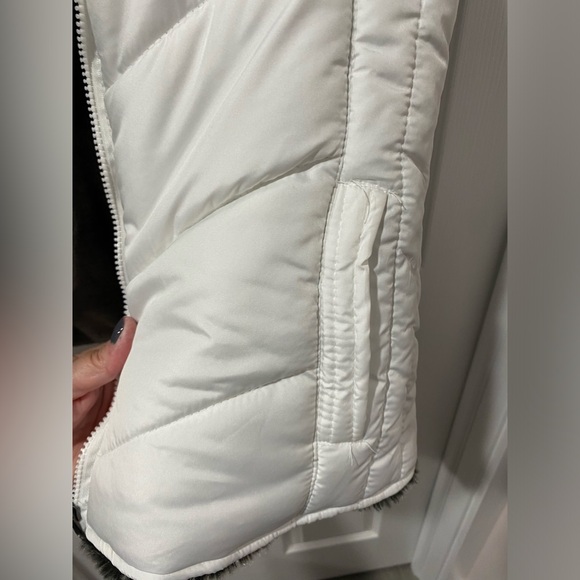 Reversible puffer vest, faux fur one side, white poly on other, size L - Picture 9 of 12